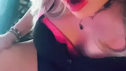 Krissy sweets joi onu yarakla okşuyor