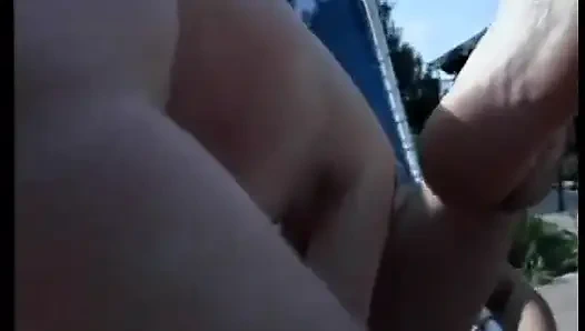 Seksi sürtük havuz başında sakso çekiyor ve çim sandalyesine boşalıyor