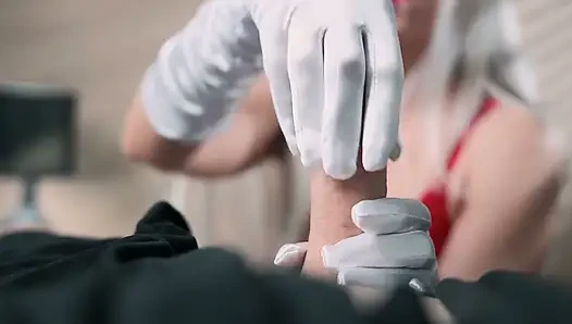 Şimdi kocamın neden bu saten eldivenlere takıntılı olduğunu biliyorum