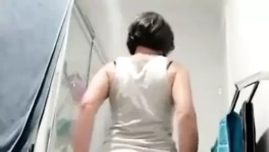 spogliarello in bagno