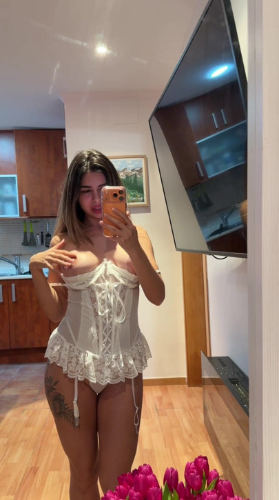 Çiçekleri seviyorum ve bir yarak beni okşadığında
