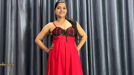 Ofisten eve geldikten sonra karım kırmızı bir gecelikle göğüslerini sikiyor