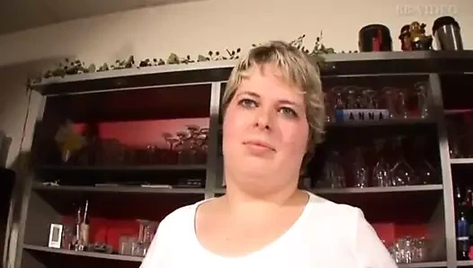 Islak amcığıyla Alman asıllı bu iri güzel kadın amında seks oyuncaklarıyla eğleniyor