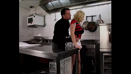 Şef patronunu mutfakta sikiyor