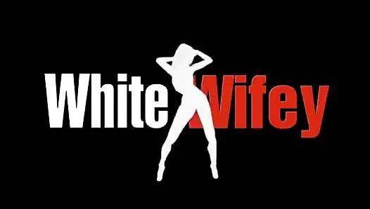 Büyük memeli orta yaşlı seksi kadın götünü ırklararası siktirdikten sonra dölleniyor