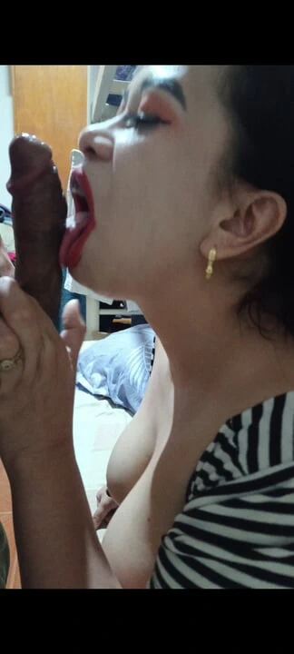 Büyük memeli evli kadın sakso çekiyor