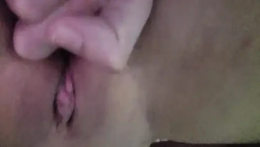 Saçıma boşal ve orgazm olmak için parmakla sikiliyor