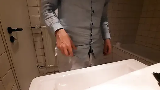 Kamera banyoda çok hızlı boşalmasını gösteriyor