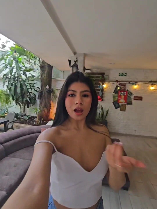 Sürekli bana o bakışı atarak tehlikeli olmaya başlıyor