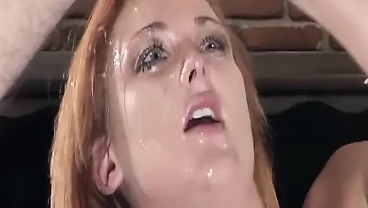 Olgun orta yaşlı seksi kadın büyük yarağı ıslak yüze boşalmayla boşaltıyor