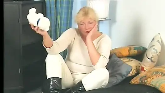 Sarışın nine amına dildo yaparken çorap giyiyor