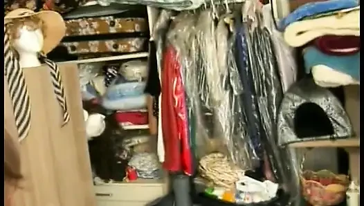 Büyük bir nine ağzına bir yarak sokuyor ve bir adamla mastürbasyon yapıyor