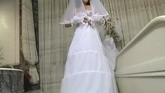 İki harika Alman hatun yatak odasında dölle dolu bir kemiği paylaşıyor