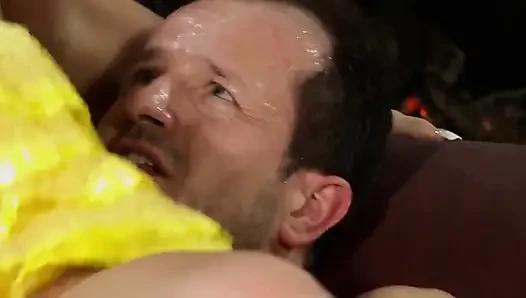 Yaşlı bir adam genç üvey kızını sikmeyi seviyor