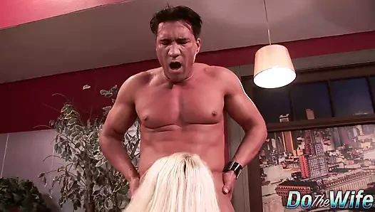 Muhteşem evli kadın Heidi Mayne kocası şaşkına bakarken götten sikiliyor