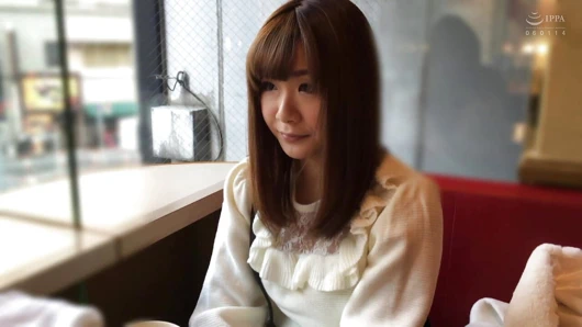 M434g07 a 20 Year Old Beautiful Girl with a Slightly Vigilant Face to Face