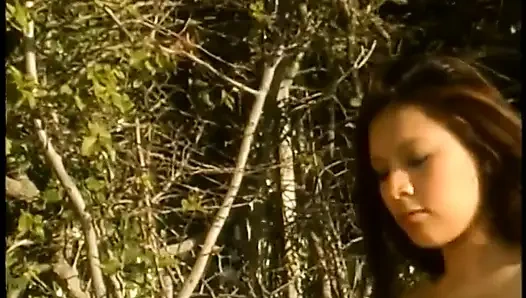 Sarışın ve esmer sürtükler havuz kenarında siyah adam tarafından amlarını dolduruyor