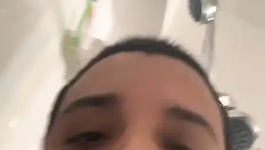 Şimdi bu yarağın emmesine ihtiyacım var ama sikişen bir pricd var