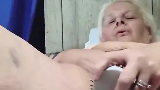 Göğüslerine şaplak atıyor ve klitoris azgın değersiz bir kaltak