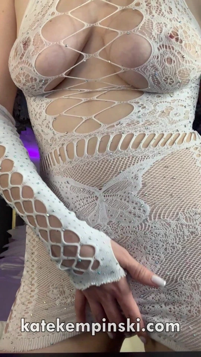 Düzgün vücutlu sarışın sürtük her şeyi gösterir