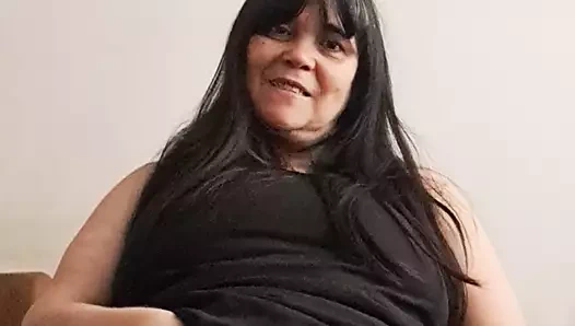 , Oğlumun arkadaşı olgun kıllı amcığımı görmek istiyor,