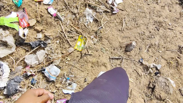 Train ki patali per jakar baith kar  handjob sakta hun