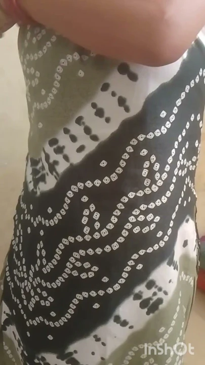 Yalnız bhabhi'nin kıyafetlerini çıkardı ve göğüslerini de sıktı