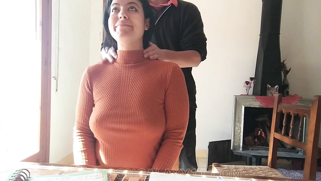 Büyük bir kıçı olan azgın öğrenci, özel ders veren öğretmen tarafından becerdin alır