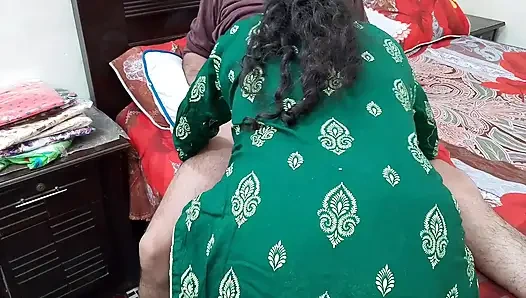 Hintli baldız seksi vücudunu göstererek bedava kıyafet alıyor