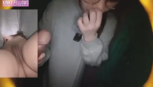 Doğal ve zengin güzellik, riskli geçici bir kabinin içinde sıcak ağız desteği sunarken kırılgan varis ısısı.