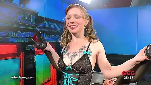 İki kız birden fazla yarağı paylaşıyor ve boşalıyor