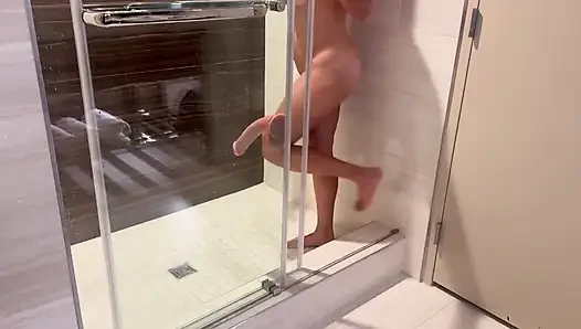 Latin Orta Yaşlı Seksi Kadın Duşta Büyük Yaraklı Dildoyla Amını Esnetiyor