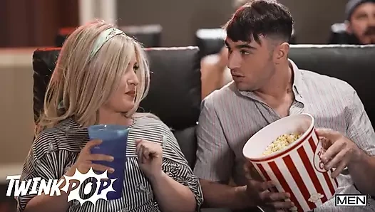 Dante Colle, Michael Boston ve Troye Dean ile sinemada beklenmedik üçlü seks - twinkpop