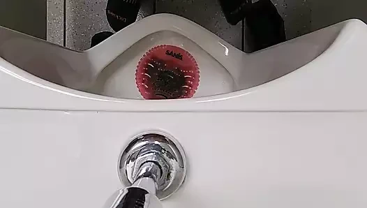 Güzel striptiz ve tuvalette boşalma.