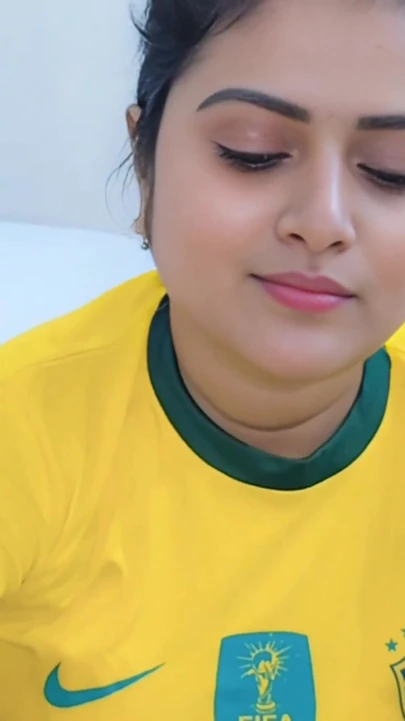 Üvey erkek kardeş bir futbol maçına bahis oynarken güzel üvey kız kardeşini sikiyor. (tam bangla ses) | Klip 1