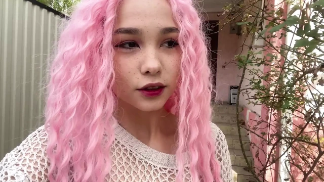 Bahçede bir arkadaşını sikiyor