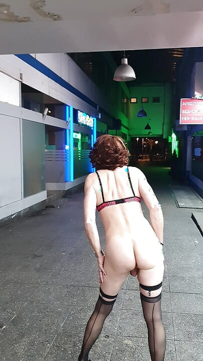 Travesti Carina porno dükkanında çıplak