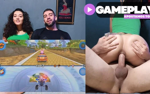 Oyun Kızı Yarış Oyunları Oynuyor Her Şeyi Bahis Ediyor (Anal)