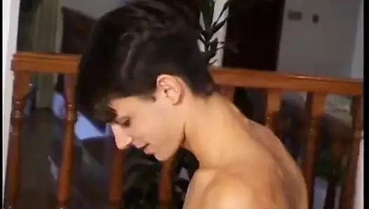 Latin kadın biseksüel delikanlıları iş başında görüyor ve cızırtılı üçlü seks için onlara katılıyor