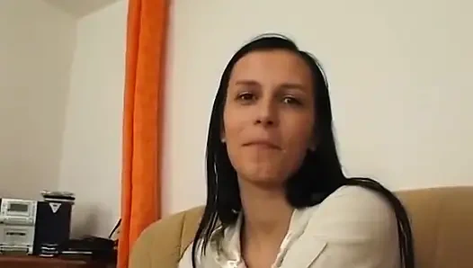 Esmer güzel bakış açısıyla sakso çekmeden önce mastürbasyon yapıyor