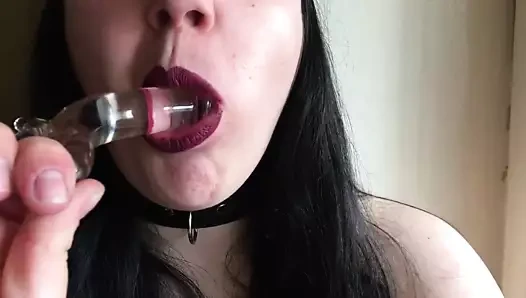 Cam arkadaşımı emiyor...