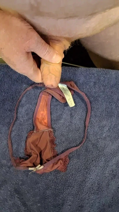 18 yaşındaki Ellies tanganın üstüne boşalıyor