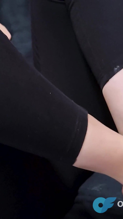 Seksi ayaklar - ayakla mastürbasyon büyük boşalma patlaması yapıyor | Klip 2