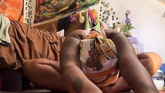 Sevimli zenci hatun ıslak kıllı amcığını sikip fışkırtıncaya kadar iyi bir esneme seansına girdi