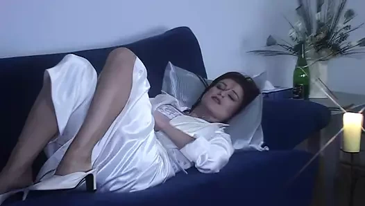 Alman tek başına fışkırtmalı orta yaşlı seksi kadın