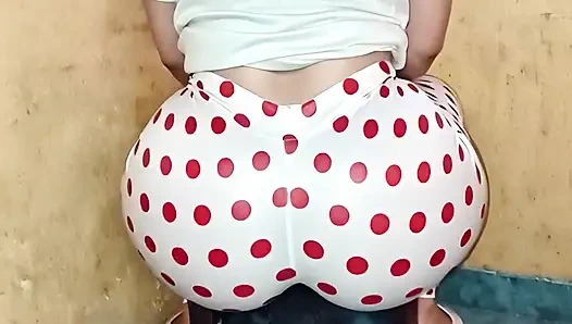 Noktalı beyaz tayt poposu