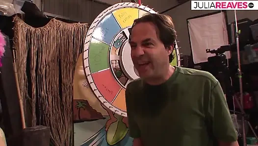 Azgın kaltak büyük bir yarak emdikten sonra her iki deliği de parçalıyor