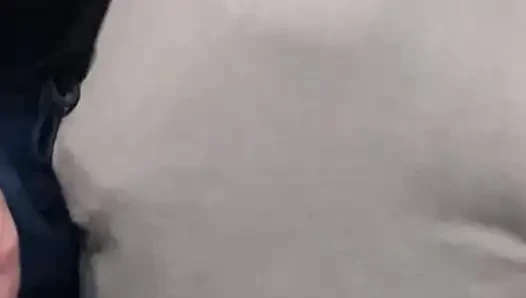 Kalabalık metroda kıllı amcık parmaklanıyor