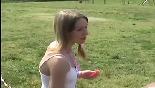 Dışarı çık ve uçurtmamı uçurmama yardım et