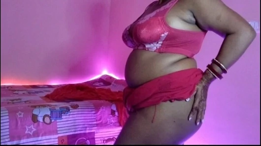 Hintli ateşli kız sekse açken götüne şaplak atıyor.